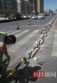 银川一路口斑马线上装隔离栏，市民担心轮椅过不去，交警：为防电动自行车乱穿
